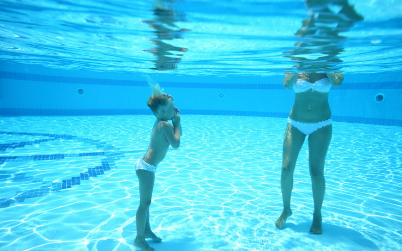 девочки плавают голыми